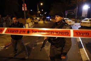 Polizisten riegeln den Tatort ab