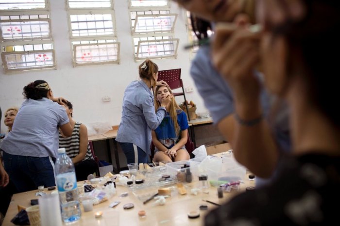 Statt von professionellen Make-up-Artists wurden die Models von den Gefangenen selbst geschminkt.