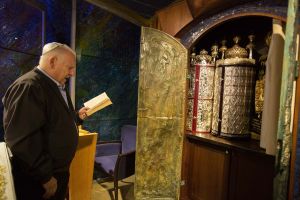 Der israelische Staatspräsident Reuven Rivlin bei einem Gebet um Vergebung (Selichot) in der Synagoge seiner Residenz in Jerusalem.