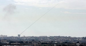 Israel fürchtet, dass die Palästinenser im Gazastreifen an einer Verbesserung ihrer Raketen arbeiten. (Im Bild: Beschuss aus Gaza)(Foto: paffairs_sanfrancisco / flickr | CC BY-SA 2.0)