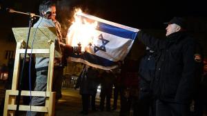 Jobbik-Abgeordneter-verbrennt-Israel-Flagge-