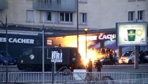 thumb-for-terror-in-frankreich-hier-stuermt-die-polizei-den-koscheren-lebensmittelladen