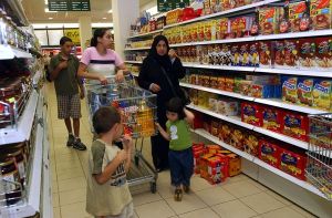 Palestinian women are doing their shopping in the supermarket in the new Gavel mal