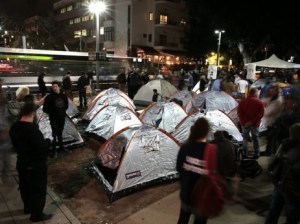 menschen-diskutieren-vor-einem-protest-zeltcamp-in-tel-aviv