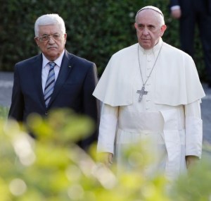 (L-R) Palestinian President Mahmoud Abbas, Pope Francis and Israeli President Shimon Peres arrive in the Vatican Gardens to pray together at the Vatican June 8, 2014. REUTERS/Max Rossi (VATICAN - Tags: RELIGION POLITICS)