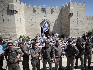 Polizisten wachen über den Gedenkmarsch in Jerusalem