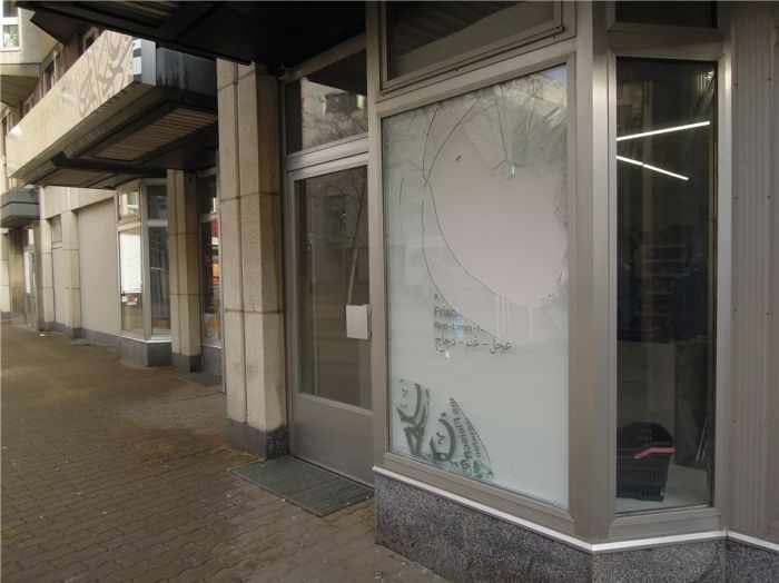 das-demolierte-schaufenster-des-orientalischen-1639768h