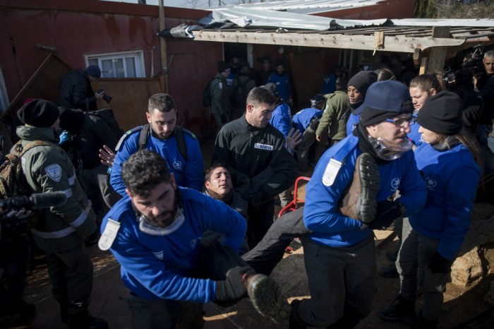 amona020217yonatan_sindelflash90c